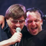 Rolf Widmer avait notamment produit les rockeurs alémaniques Polo Hofer (à gauche) et Gölä (ä droite), ici lors d'un concert à Fribourg en 2000 (archives). KEYSTONE/JUERG MUELLER